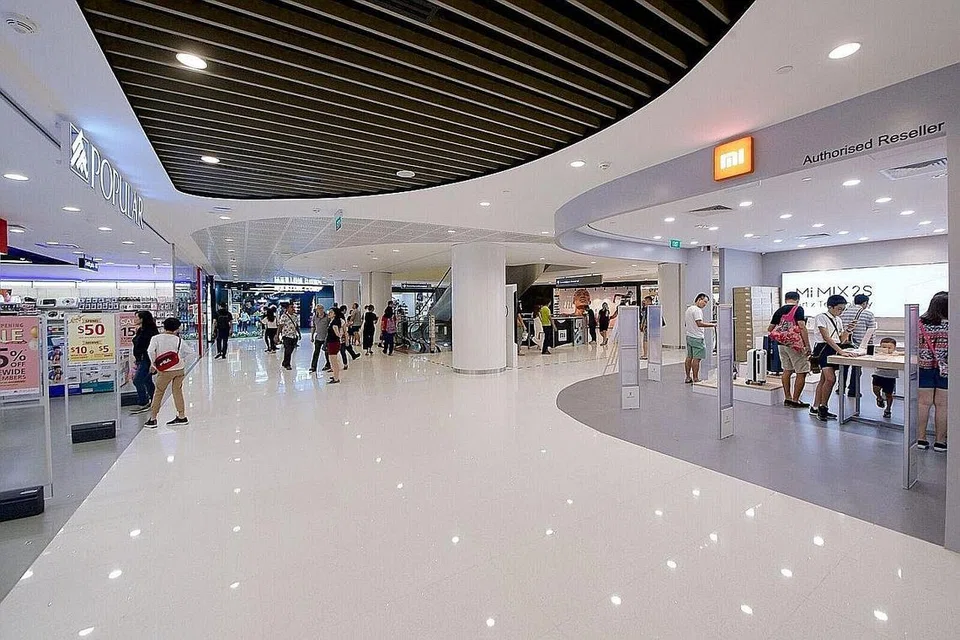 LEBIH TERUK: Perangkaan terbaru oleh Jabatan Statistik Singapura (DOS) menunjukkan penjualan runcit susut 1.8 peratus pada April berbanding setahun lalu. Kemerosotan itu lebih teruk dari ramalan dijangkakan pakar-pakar ekonomi yang meramalkan penurunan hanya 0.2 peratus. - Foto fail