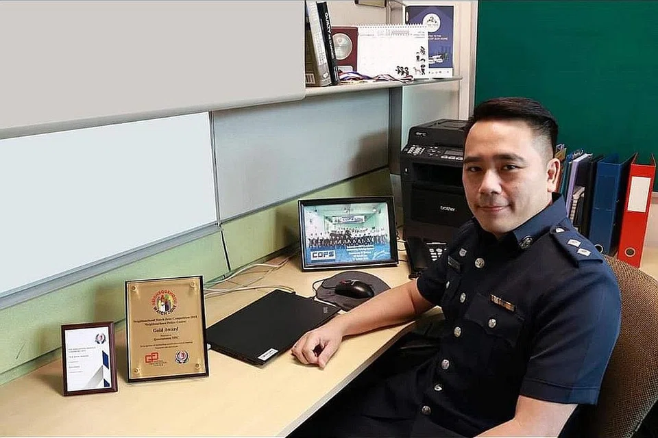 BINA HUBUNGAN RAPAT: Sejak 2006, Inspektor Lam Yew Keong yang dahulu bertugas dalam Unit Kepolisan Masyarakat dan kemudian beralih kepada Sistem Kepolisan Masyarakat di NPC Queenstown telah berusaha membina hubungan rapat dengan rakan kongsi masyarakat seperti pihak sekolah, Jawatankuasa Penduduk dan pemilik perniagaan di kejiranan situ. - Foto SPF