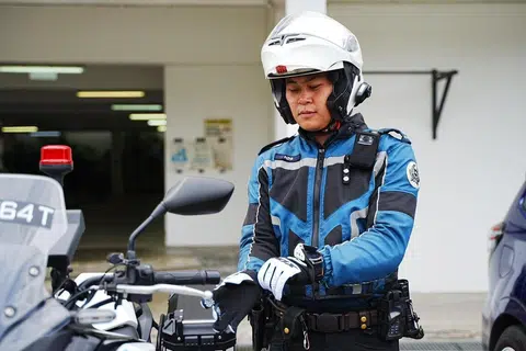 Lengkap dengan sarung tangan, topi keledar dan jaket lut sinar, ia menandakan bermulanya tugasan syif pegawai polis tambahan Aetos, Sarjan (APF) Ihzha ‘A-Isy Al Mountazhar Haji Sarif, sebagai pegawai pengiring bermotosikal atau outrider selama 12 jam.