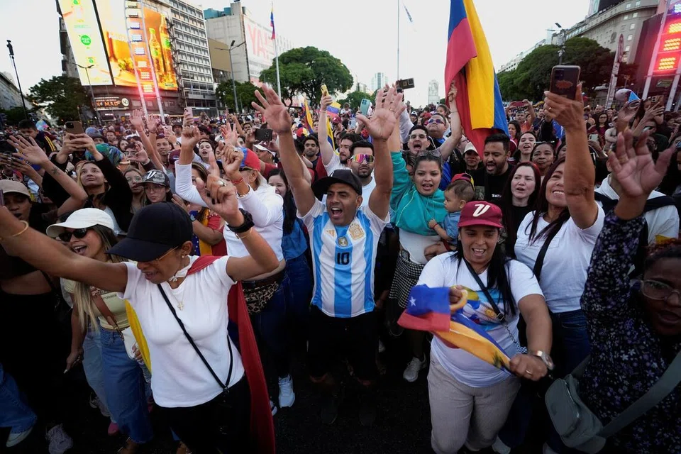 Rakyat Venezuela di Buenos Aires, Argentina, meraikan serangan Amerika Syarikat ke atas Venezuela, di mana Presiden Nicolas Maduro dan isterinya, Cilia Flores, ditahan pada 3 Januari.