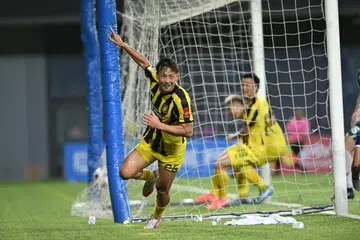 Penyerang BG Tampines Rovers, Hide Higashikawa (kiri), melengkapkan hatriknya dan mendapatkan gol kemenangan Tampines ke atas Geylang International pada 11 April. Kesemua jaringan Tampines dalam perlawanan tersebut adalah hasil tandukan. 