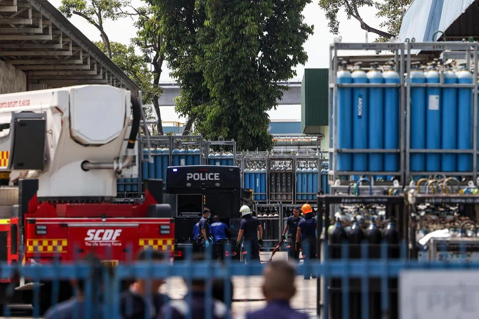 Kakitangan SCDF bertugas di tempat kebakaran pada 30 Disember 2022, yang disebabkan oleh gas asetilena yang terkumpul di udara. 