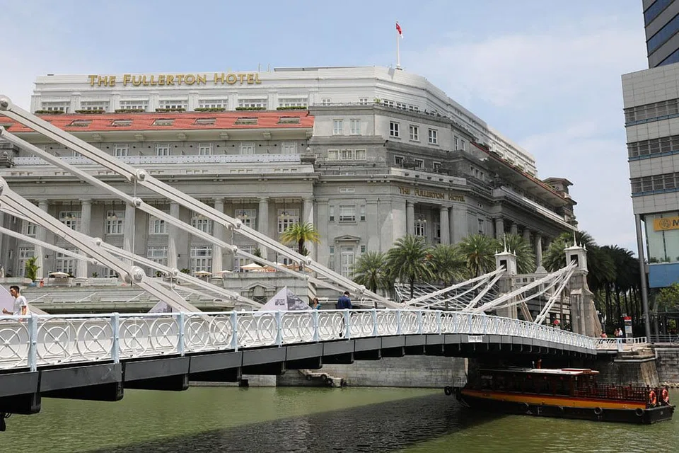 JAMBATAN SUNGAI SINGAPURA: JAMBATAN CAVENAGH, ANDERSON DAN ELGIN Jambatan Cavenagh (atas), Anderson dan Elgin adalah tiga jambatan paling bersejarah dan mengagumkan dari segi seni bina yang merentangi Sungai Singapura. Secara kolektif, tiga jambatan ini menggambarkan pertumbuhan Singapura sebagai sebuah pelabuhan perdagangan dan bandar berkembang maju. Terletak di muara Sungai Singapura yang bersejarah, jambatan itu secara simbolik menghubungkan Singapura dengan dunia kerana ia memudahkan hubungan perdagangan dan pengangkutan yang diperlukan bagi pertumbuhan bandar itu. - Foto BH oleh DESMOND FOO 