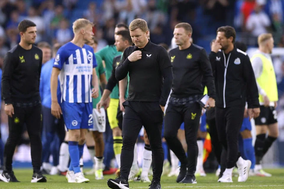 HAMBAR: Reaksi pengurus Newcastle, United Eddie Howe (tengah) selepas pasukannya mengalami kekalahan liga ketiga berturut-turut mereka di Brighton pada Sabtu.