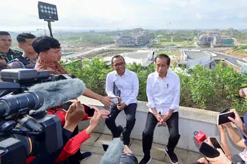 Presiden Indonesia, Encik Joko ‘Jokowi’ Widodo (kanan) bercakap kepada media ketika beliau melawat Istana Presiden yang baru di Nusantara, pada 29 Julai.