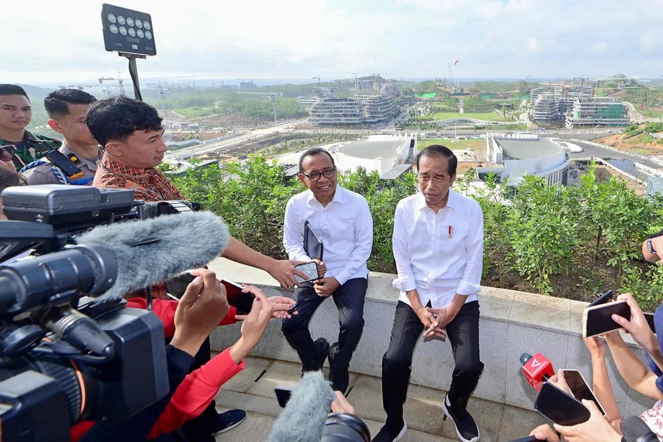 Presiden Indonesia, Encik Joko ‘Jokowi’ Widodo (kanan) bercakap kepada media ketika beliau melawat Istana Presiden yang baru di Nusantara, pada 29 Julai.