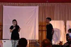 KERJA SOSIAL BANYAK CABARAN: Cik Noor Izzaty Ishak (memegang mikrofon) mengalu-alukan langkah SP dalam melancarkan program latihan berstruktur, walaupun beliau sudah tamat pengajian enam tahun lalu. Beliau sering bekerjasama dengan para belia, dan mendekati mereka melalui sesi drama.- Foto ihsan NOOR IZZATY ISHAK