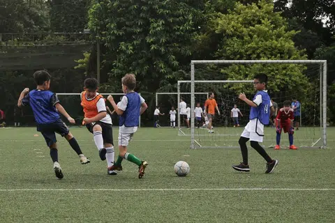 MEMBERANGSANGKAN: Bola sepak Singapura kini menyaksikan lebih kepelbagaian dalam kalangan pemainnya, terutama dalam peringkat kanak-kanak dan belia.