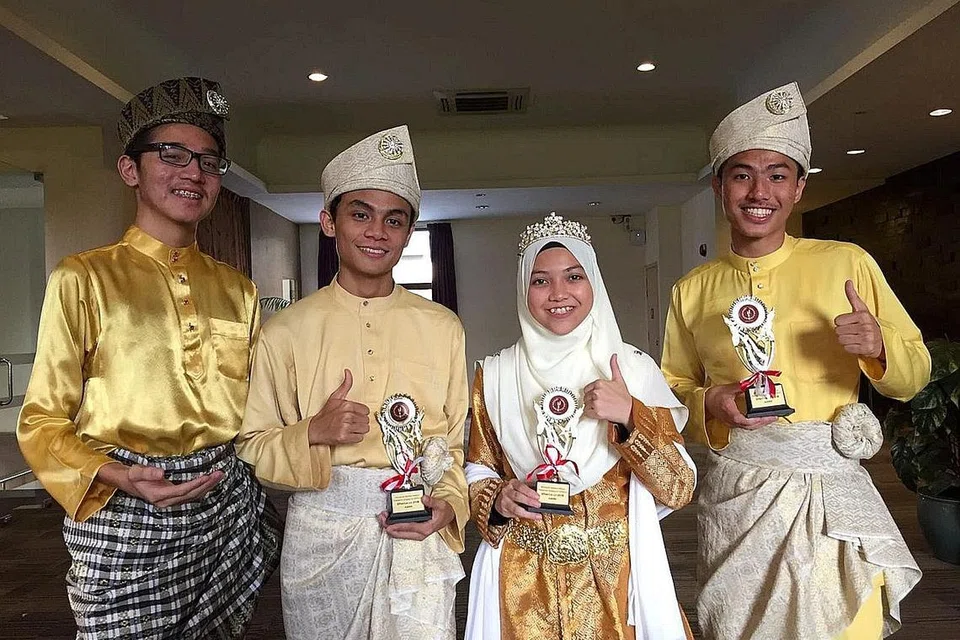 UNGGULI PERTANDINGAN: Kumpulan Sepantun Raub, yang dianggotai mahasiswa tahun pertama Universiti Teknologi MARA (UiTM) di Raub, Pahang, muncul juara dalam pertandingan SPantun 2.0. Mereka terdiri daripada (dari kiri) Encik Abdullah Hisham Khalid, Encik Muhammad Ezhzaidy Abdul Samad, Cik Sharifah Athirah Syed Zainal Abidin dan Encik Muhammad Khair Noor Hisham. - Foto JULIANA SHARMINE RIDUAN