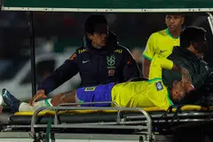 CEDERA LUTUT: Neymar, yang mengalami kecederaan ligamen dan meniskus di lutut kirinya, kini berada dalam keadaan “sangat baik” selepas menjalani pembedahan.