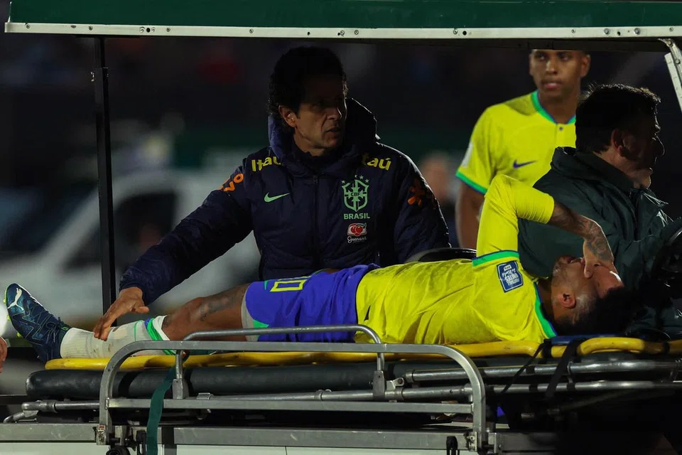CEDERA LUTUT: Neymar, yang mengalami kecederaan ligamen dan meniskus di lutut kirinya, kini berada dalam keadaan “sangat baik” selepas menjalani pembedahan.