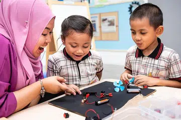PEMBELAJARAN INTERAKTIF: Murid PPIS (kini 7oaks) didedahkan dengan pembelajaran yang menarik sejak kecil lagi seperti 'STEAM circuit' asas (gambar atas) dan menghayati kurikulum 'Reggio' bagi memupuk minat ingin mengetahui dan menghargai alam semula jadi . - Foto-foto PPIS
