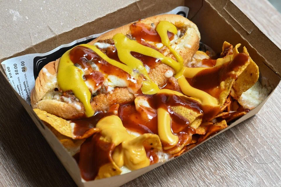 Kombo roti hotdog dan nachos daging keju - $11.