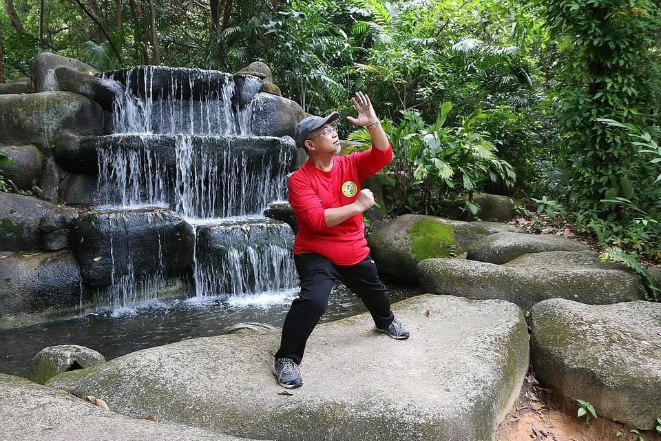 JAGA KESIHATAN: Ustaz Mohd Jakfar Embek dalam satu pos senaman di Imbian Nature Park di Sentosa. - Foto TEAM JALAN SANTAI