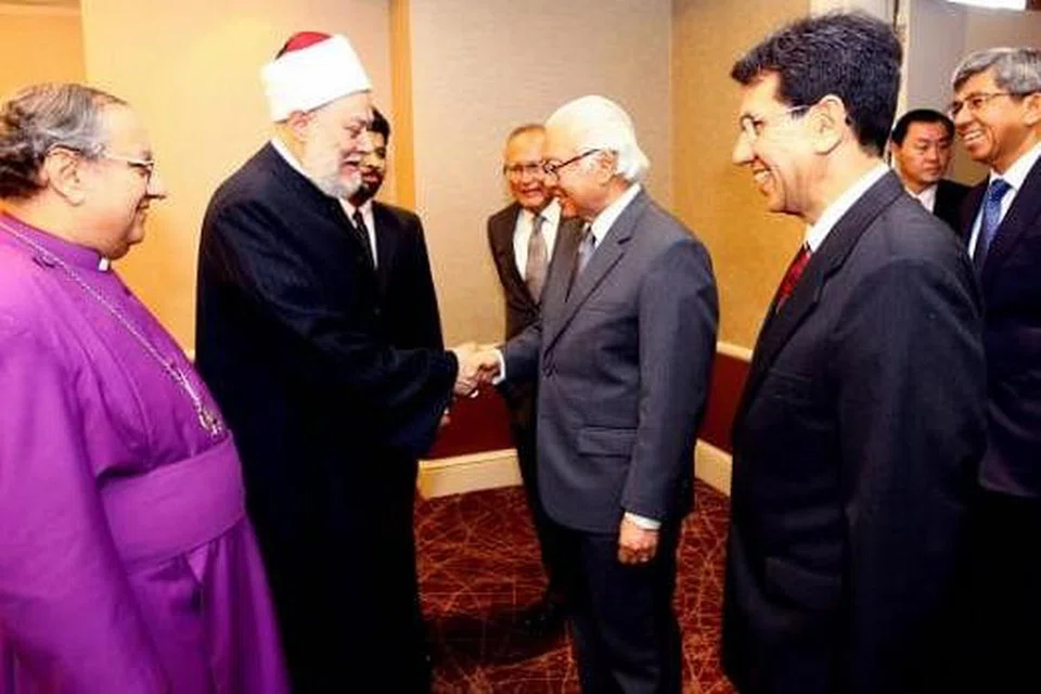 SALAM KEMESRAAN: Presiden Tony Tan Keng Yam (tengah) bersalaman dengan mantan Mufti Besar Mesir, Sheikh Dr Ali Gomaa, ketika bertemu dalam program Pengajian Hubungan Silang Agama dalam Masyarakat Majmuk (SRP) baru-baru ini, sambil disaksikan tokoh agama Anglican dari Mesir, ketua biskop Dr Mouneer Hanna Anis (kiri), dan Haji Alami (tiga dari kanan) serta Menteri Bertanggungjawab bagi Ehwal Masyarakat Islam, Dr Yaacob Ibrahim (kanan). Di sebelah Presiden Tony Tan pula ialah Encik Barry Desker (terlindung). - Foto fail