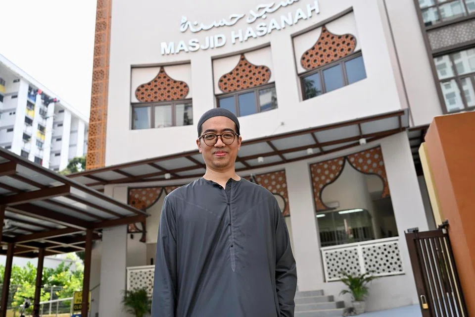 Ustaz Faris mengendalikan kelas Al-Quran secara bersemuka di Masjid Hasanah pada hujung minggu, selain mengajar secara dalam talian dan membimbing pelajar persendirian setiap hari.