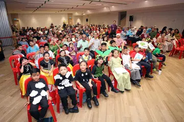 Menteri Ehwal Dalam Negeri merangkap Undang-Undang, Encik K. Shanmugam (tengah, berbaju hijau) dan Menteri Negara (Ehwal Dalam Negeri merangkap Pembangunan Negara), Profesor Madya Dr Muhammad Faishal Ibrahim (berbaju putih bintik hitam) bersama para peserta Pesta Bahasa @ Chong Pang pada 6 Julai.