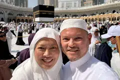 Menteri Negara Kanan Zaqy Mohamad bersama isteri, Cik Haryane Mustajab, selepas menyempurnakan Tawaf Wada’ di Makkah.
