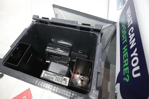 KITAR SEMULA SISA ELEKTRONIK (E-SISA): Bagi memudahkan penduduk Singapura mengitar semula produk elektronik mereka, lebih 300 tong pengumpulan e-sisa telah ditempatkan di pelbagai tempat awam termasuk pusat beli-belah dan pasar raya, sejak Khamis lalu. - Foto BH oleh TIMOTHY DAVID