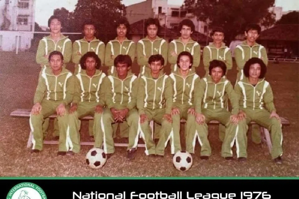 Allahyarham Khairullah Abdullah (duduk, kiri), pernah menyertai Geylang International FC pada 1970-an selaku pemain dan jurulatih penjaga gawang.