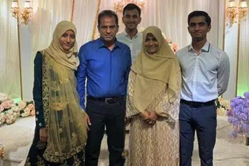 WARGA SINGAPURA DI SRI LANKA: Cik Hasinah (dua dari kanan) bergambar bersama (dari kiri) anak perempuannya Nadiah, suaminya Encik Abdul Rauff serta anak-anak lelakinya Iqbal dan Atheeq di satu masjlis keramaian keluarga. Kecuali Iqbal dan Atheeq yang berada di Singapura, Cik Hasinah dan anggota keluarganya yang lain menetap di Dehiwala, Colombo. - Foto ihsan HASINAH MOHAMED