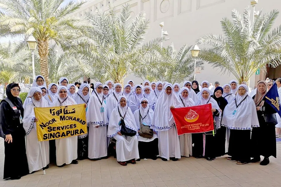 KURANG SEDIKIT: Tempoh cuti sekolah yang jatuh tidak sejajar dengan permulaan Ramadan, selain caj visa umrah sebanyak 2,000 riyal ($732) bagi jemaah yang mengerjakan umrah 'berulang' menjadi antara sebab jemaah umrah Ramadan berkurangan sedikit tahun ini. - Foto NOOR MOHAMAD SERVICES & TRAVEL PTE LTD