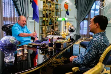 Yang di-Pertuan Agong Sultan Ibrahim (kiri) dalam satu perjumpaan bersama Menteri Besar Johor, Datuk Onn Hafiz Ghazi, di Istana Pasir Pelangi di Johor Bahru.
