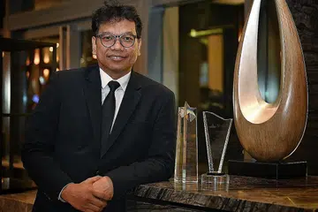 LEBARKAN SAYAP: Pengarah Urusan Enercon Asia, Encik Azhar Othman, mahu memperkukuh syarikatnya terlebih dahulu sebelum "pergi lebih jauh". - Foto BH oleh KHALID BABA