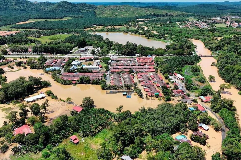 Keadaan banjir di Slim River, Perak, menyebabkan lebih 1,000 penduduk terpaksa dipindahkan ke pusat pemindahan sementara.