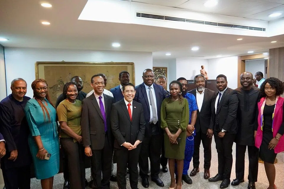 Menteri di Pejabat Perdana Menteri dan Menteri Kedua (Pendidikan merangkap Ehwal Luar), Dr Mohamad Maliki Osman (tengah), semasa lawatannya ke Lagos, Nigeria. Lawatan itu bertujuan memperkukuh hubungan dula hala dan meneroka peluang perniagaan. 