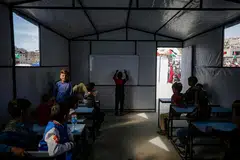 Kanak-kanak Palestin menghadiri kelas dalam khemah di kejiranan Tal Al Hawa, Bandar Gaza.