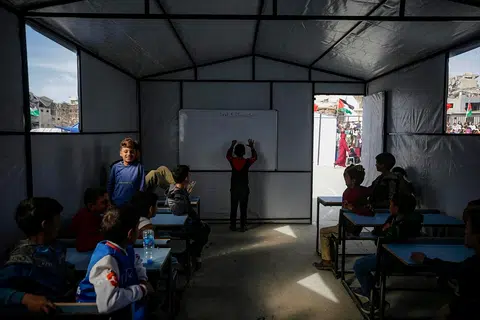 Kanak-kanak Palestin menghadiri kelas dalam khemah di kejiranan Tal Al Hawa, Bandar Gaza.