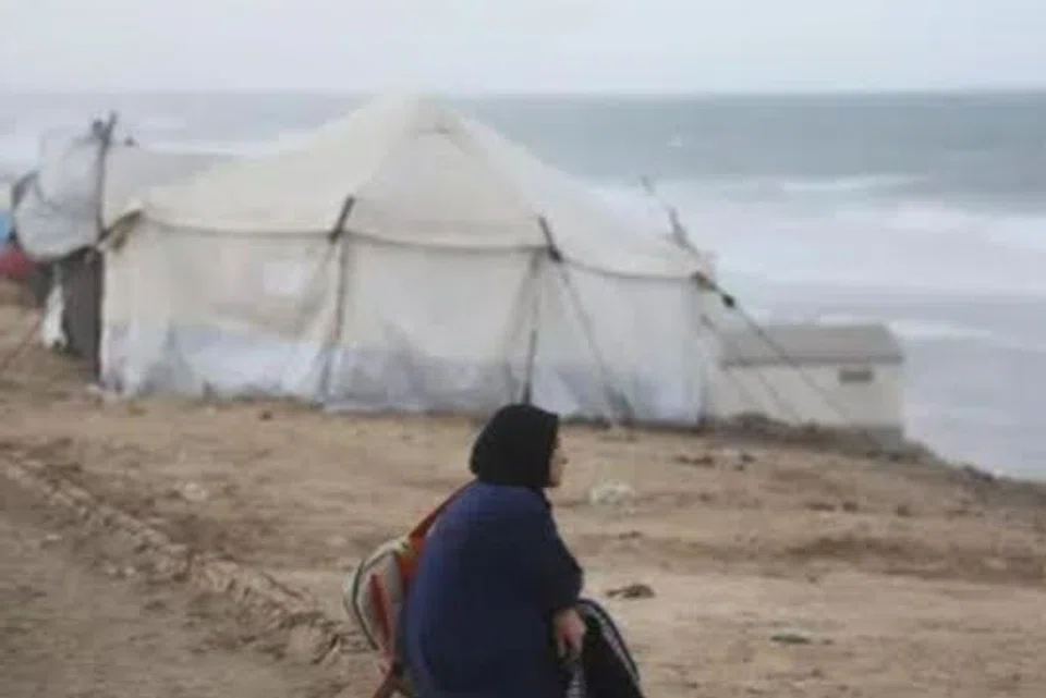 Keadaan ribut dan hujan lebat daripada sistem cuaca tekanan rendah pada 15 November telah membawa padah kepada sebahagian penduduk Gaza yang terpaksa berlindung di dalam khemah-khemah di tepi laut di Deir al-Balah, di tengah Jaluran Gaza.