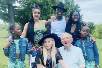 BERSAMA AYAH TERCINTA: Permaisuri pop, Madonna (duduk di depan, kiri) menghargai jasa ayahnya, Silvio Ciccone, yang mengajarnya erti usaha, cekal dan berdaya tahan.