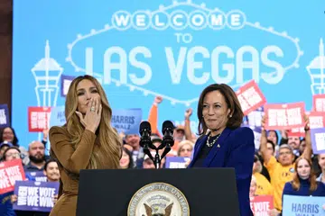Penyanyi terkenal, Jennifer Lopez (kiri), berkempen bagi calon Presiden Demokrat, Cik Kamala Harris, di Craig Ranch Amphitheater, Las Vegas, Nevada, pada 31 Oktober. 