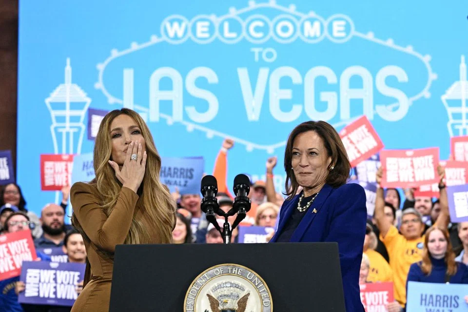 Penyanyi terkenal, Jennifer Lopez (kiri), berkempen bagi calon Presiden Demokrat, Cik Kamala Harris, di Craig Ranch Amphitheater, Las Vegas, Nevada, pada 31 Oktober. 