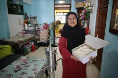 AMBIL TEMPAHAN MELALUI FACEBOOK: Cik Mahani Atan (atas) bukan kelahiran Siglap, namun minat memasak yang mendalam mendorongnya belajar membuat laksa Siglap hingga sempurna. - Foto BM oleh KEVIN LIM DAN LAKSA CAP/SIGLAP/FACEBOOK