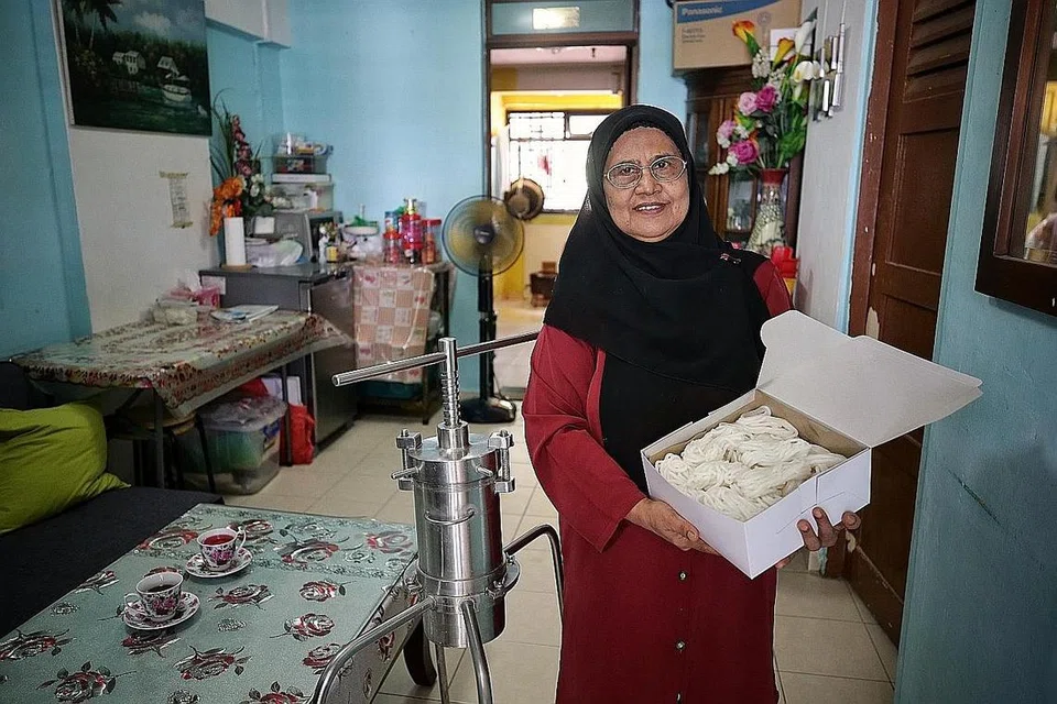 AMBIL TEMPAHAN MELALUI FACEBOOK: Cik Mahani Atan (atas) bukan kelahiran Siglap, namun minat memasak yang mendalam mendorongnya belajar membuat laksa Siglap hingga sempurna. - Foto BM oleh KEVIN LIM DAN LAKSA CAP/SIGLAP/FACEBOOK
