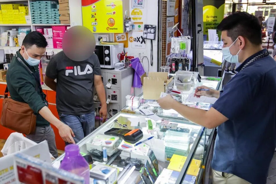 Polis mengadakan serbuan secara serentak ke atas 17 kedai telefon bimbit di Orchard, Geylang, Serangoon, Pasir Ris, Jurong West, Yishun, Woodlands, Boon Lay, Desker Road, Syed Alwi Road dan Rochor Canal Road.