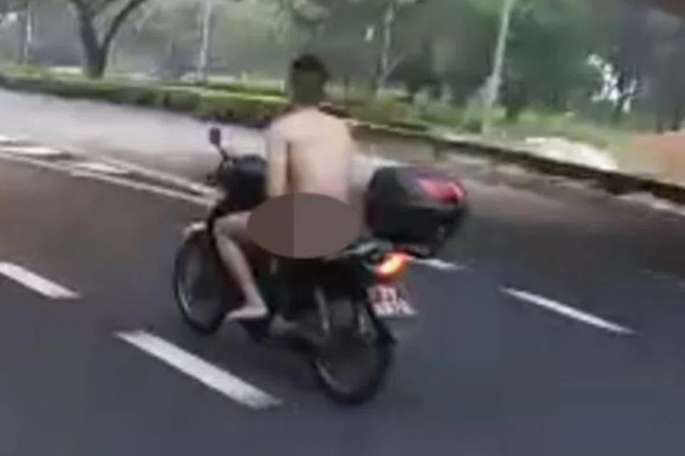 TERSEBAR DI MEDIA SOSIAL: Satu klip video yang tersebar menunjukkan Yeo Qi Wei menunggang motosikal di sepanjang Ekspreswe Rentas Pulau (PIE) pada kelajuan sekitar 100 kilometer sejam. - Foto INTERNET