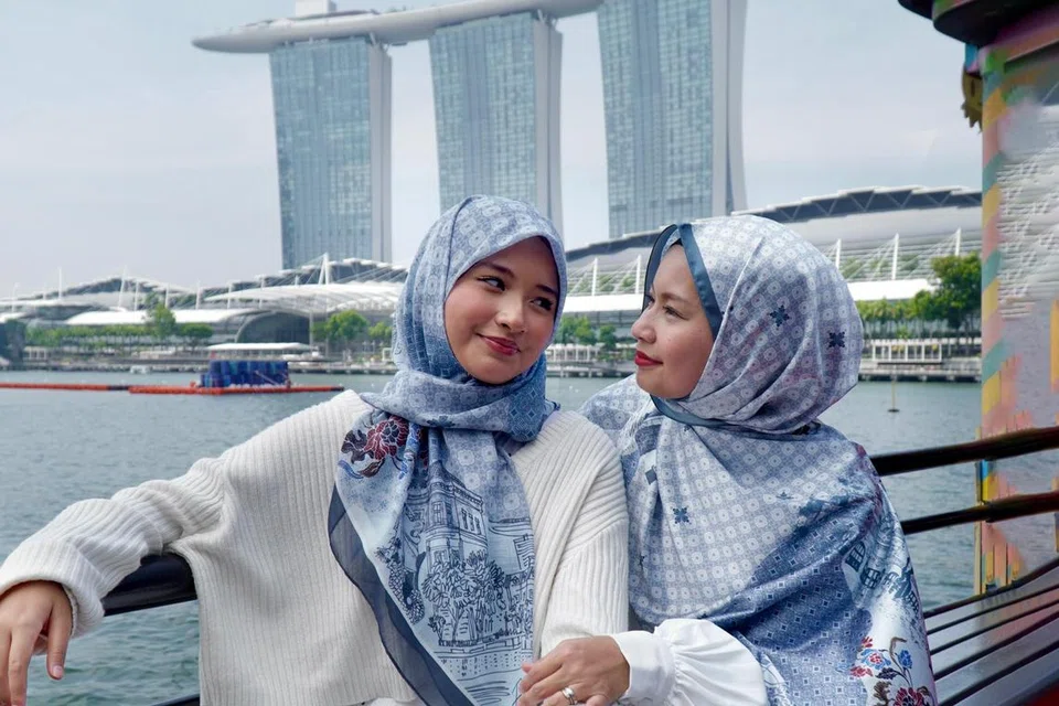 Datin Diyana Halik (kanan) bersama anak bongsunya, Dahlia Arissa, menggayakan tudung SG59, edisi khas Hari Kebangsaan yang sudah enam tahun dikeluarkan laman Diyanahalik.com