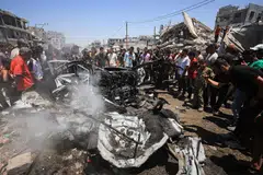 Penduduk Palestin memeriksa lokasi serangan udara Israel yang mengenai sebuah kenderaan di Bandar Gaza pada 20 Julai. Serangan itu berlaku ketika usaha pembinaan semula Gaza terus tertangguh, dengan pentadbiran Presiden Amerika Syarikat, Donald Trump, mengecilkan skop pelan pemulihan kepada projek perintis penempatan sementara di Rafah yang dijangka menempatkan sehingga 50,000 penduduk.