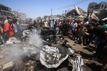 Penduduk Palestin memeriksa lokasi serangan udara Israel yang mengenai sebuah kenderaan di Bandar Gaza pada 20 Julai. Serangan itu berlaku ketika usaha pembinaan semula Gaza terus tertangguh, dengan pentadbiran Presiden Amerika Syarikat, Donald Trump, mengecilkan skop pelan pemulihan kepada projek perintis penempatan sementara di Rafah yang dijangka menempatkan sehingga 50,000 penduduk.