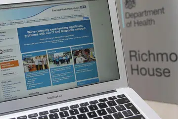 PESAKIT TURUT MERANA: 'Ransomware' telah turut menjejas sistem komputer Khidmat Kesihatan Nasional (NHS) Britain sehinggakan ia terpaksa membatalkan beberapa pembedahan dan prosedur lain. - Foto AFP