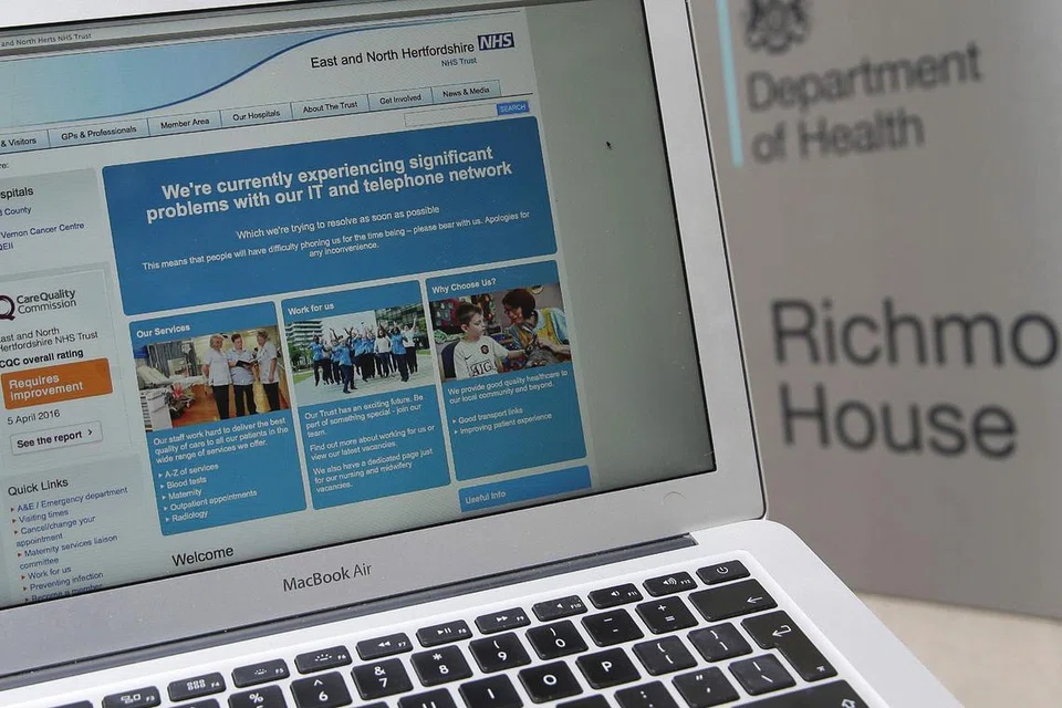 PESAKIT TURUT MERANA: 'Ransomware' telah turut menjejas sistem komputer Khidmat Kesihatan Nasional (NHS) Britain sehinggakan ia terpaksa membatalkan beberapa pembedahan dan prosedur lain. - Foto AFP