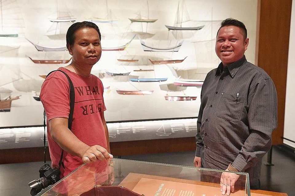 KUPAS SEJARAH DAN KEHIDUPAN ORANG LAUT: Satu ceramah di Taman Warisan Melayu baru-baru ini menampilkan adik-beradik berketurunan Orang Seletar, Encik Eddy Salim dan Encik Jefree Salim, yang berasal dari Kampung Sungai Temon di Johor. - Foto BH oleh KHALID BABA