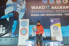 UKIR SEJARAH: Nazri Sutari mengalahkan petinju Montenegro, Vukcevic Iljia, untuk memenangi emas pertama beliau dan Singapura dalam Tinju Tendang Gelanggang.