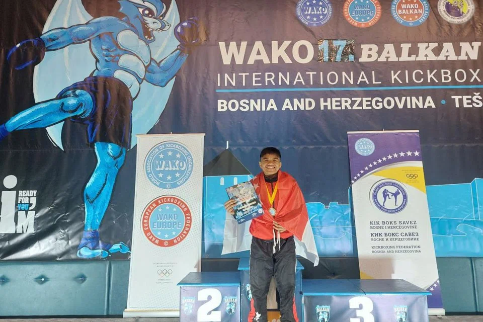 UKIR SEJARAH: Nazri Sutari mengalahkan petinju Montenegro, Vukcevic Iljia, untuk memenangi emas pertama beliau dan Singapura dalam Tinju Tendang Gelanggang.