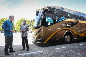 LEBIH BANYAK TIKET DIJUAL: Warga Singapura yang sudah divaksin dibenarkan memasuki Malaysia melalui Koswe, begitu juga bagi rakyat Malaysia yang ingin ke Singapura, mulai 20 Disember. - Foto-foto BH oleh NG SOR LUAN, AFP