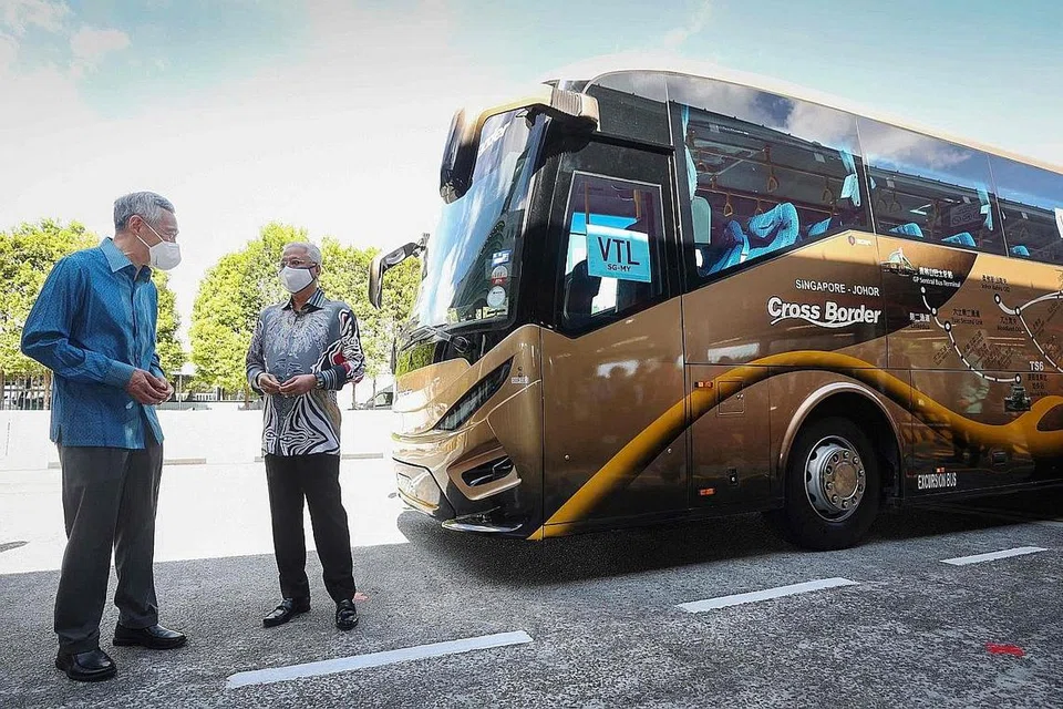 LEBIH BANYAK TIKET DIJUAL: Warga Singapura yang sudah divaksin dibenarkan memasuki Malaysia melalui Koswe, begitu juga bagi rakyat Malaysia yang ingin ke Singapura, mulai 20 Disember. - Foto-foto BH oleh NG SOR LUAN, AFP